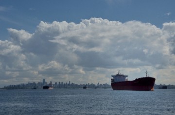 20140425 6407 vancouver approaching through ship anchorage RESIZE