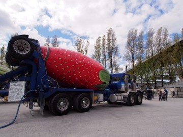 OLY20140426_014 van concrete strawberry truck RESIZE