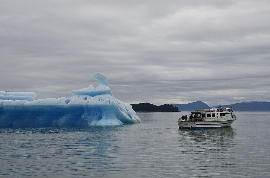 20150725 9288 iceberg and boat r